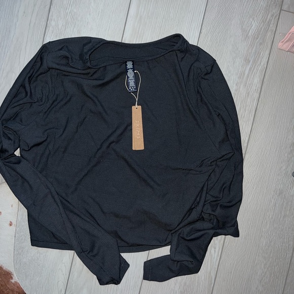 SKIMS - LONG SLEEVE CROP TOP NWT - Picture 2 of 3